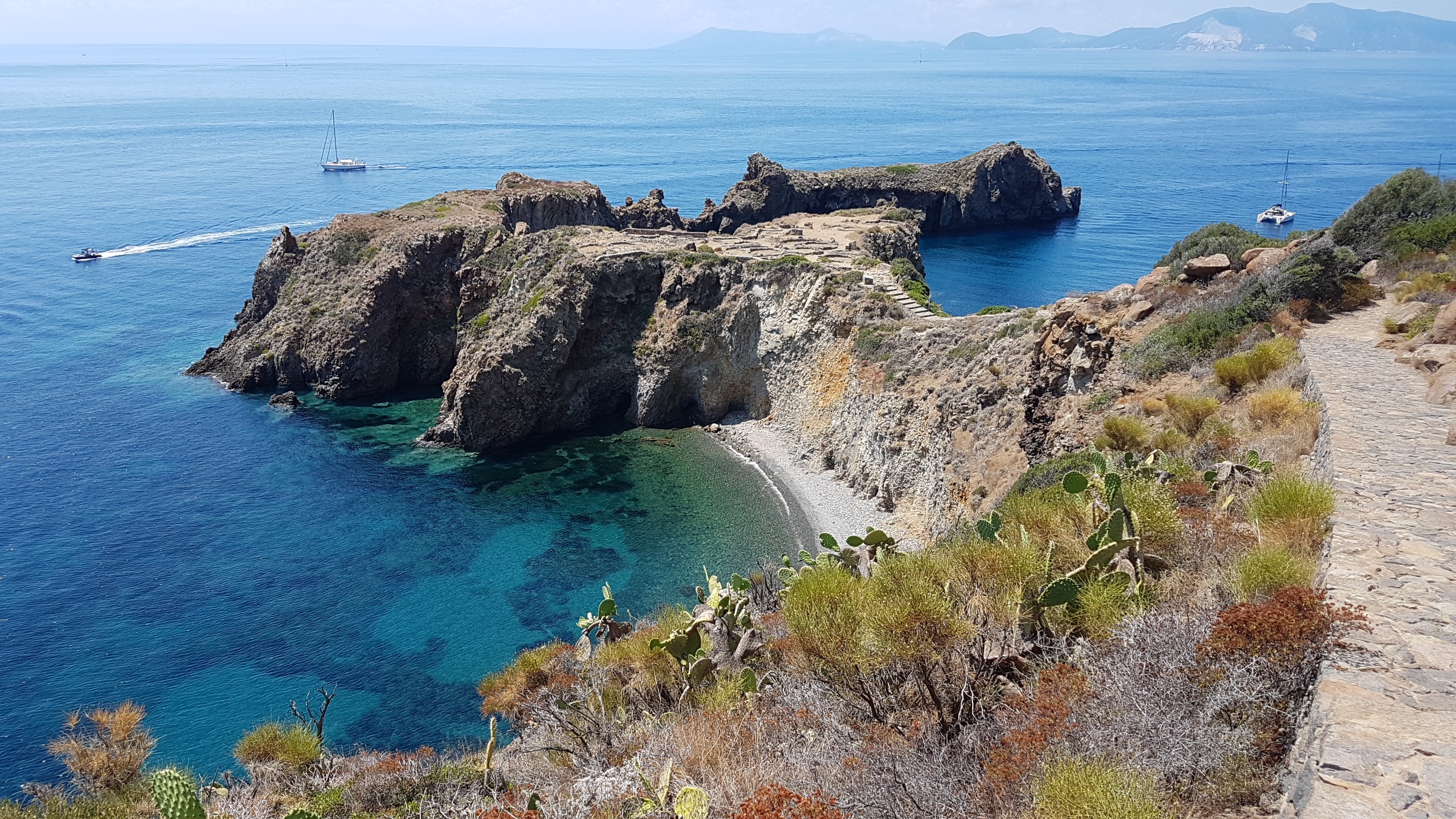 ARCHEOLOGIA Panarea, la più antica fra le Eolie ArcheoMe ARCHEOLOGIA Panarea, la più antica fra le Eolie ArcheoMe